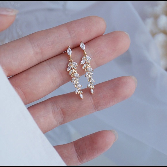 18-k Gold Plated Leaf Earring - Picture 2 of 5